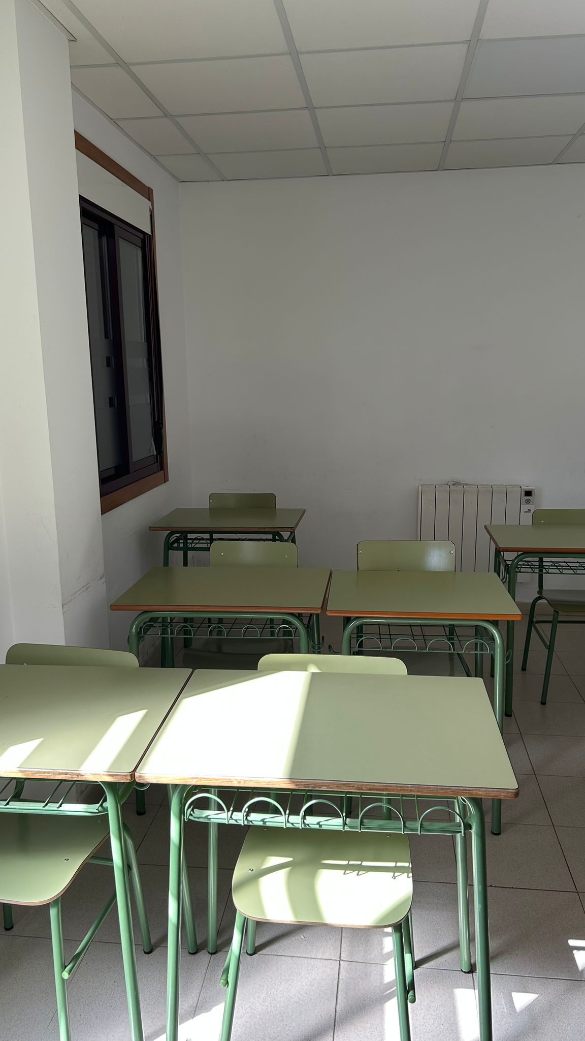 Aula con espazo polivalente ao fondo